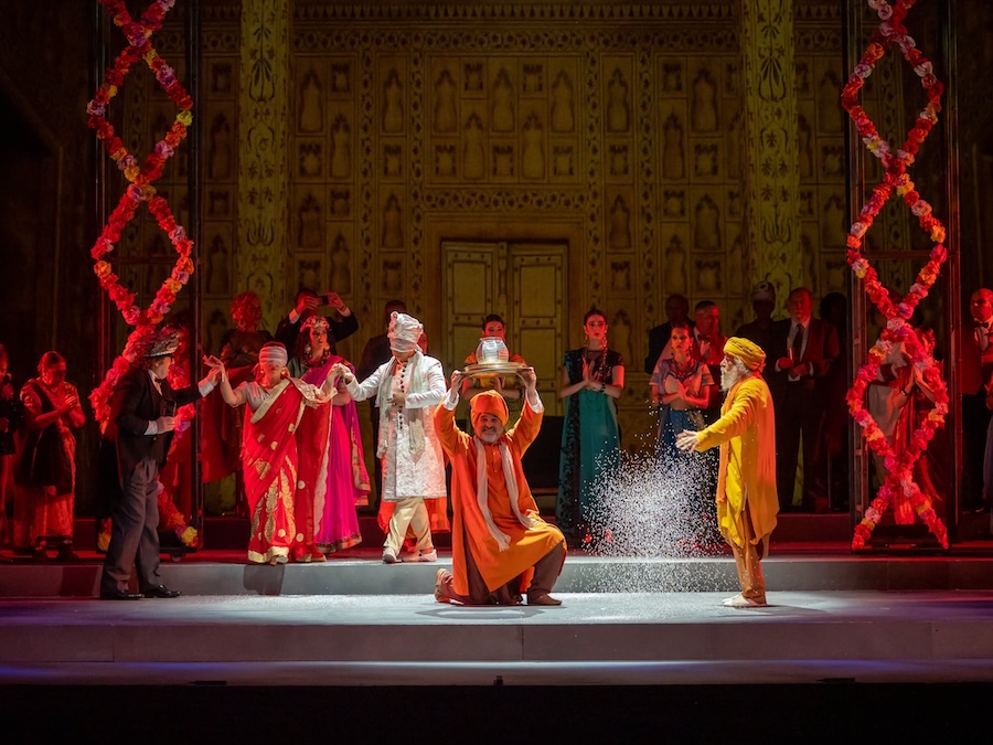 Escena coral y colorida sobre el escenario del Teatro Campoamor con vestuario de inspiración hindú para la obra Maharajá, iluminada por Juanjo Llorens.